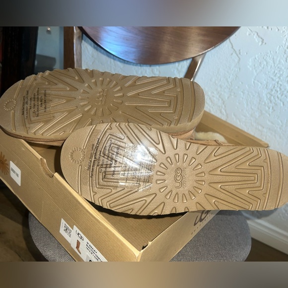 Ugg Wonen’s Bailey Button Triplet Boot - Picture 10 of 12